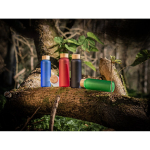 Botella de vidrio personalizada con acabado mate y tapa de bambú 500ml vista bodegón