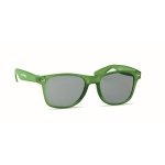 Gafas de sol clásicas con montura reciclada y protección UV400 RPET color verde transparente vista principal