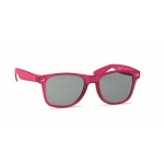 Gafas de sol clásicas con montura reciclada y protección UV400 RPET color fucsia transparente