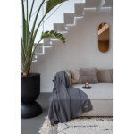 Manta personalizada ecológica tejida con bordes de flecos Ukiyo color gris oscuro vista de ambiente 2