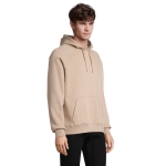 Sudadera unisex en materiales eco con capucha 280 g/m2 Stellar color beige segunda vista fotografía