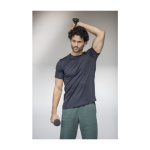 Camiseta con logo bordado de poliéster 105 g/m2 Elevate Essentials color negro imagen de estilo de vida