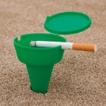 Cenicero de playa personalizable con pincho para la arena Clean color verde tercera vista