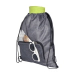Bolsa tipo saco de RPET con cuerdas plegable y bolsillo frontal color gris segunda vista