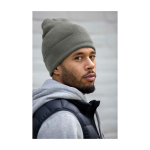 Elegante gorro de invierno para publicidad  Elevate Irwin color arena imagen de estilo de vida