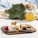 Tabla de corte personalizada de madera con agujero para colgar Wood color natural vista de ambiente