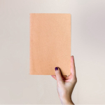 Libreta con tapa de cartón con hojas color crema a rayas A5 color natural segunda vista