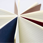 Libreta con tapa de cartón con hojas color crema a rayas A5