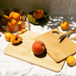 Tabla de bambú para la comida promocional con logo color natural vista detalle 2