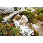 Manta de emergencia con logo plegada en bolsa de 130x210 cm Help color negro vista bodegón