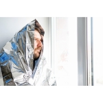 Manta de emergencia con logo plegada en bolsa de 130x210 cm Help color negro segunda vista bodegón