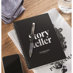 Libreta con bolígrafo borrable para app A5 hojas a rayas Reutilizable color negro vista bodegón principal