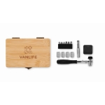 Set de 13 herramientas en elegante estuche de bambú color madera vista principal tercera vista