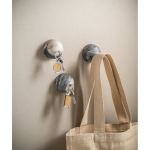 Llavero de bambú con forma rectangular y carcasa de metal vista bodegón