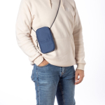 Portamóvil con cinta bandolera con cremallera Expedition RPET vista de ambiente