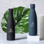 Botella de acero promocional con tacto de goma 750ml Avenue SoftTouch vista de ambiente