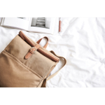 Mochila para portátil de poliéster reciclado con hebilla color marrón claro vista de ambiente