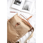 Mochila para portátil de poliéster reciclado con hebilla color marrón claro vista de ambiente 2