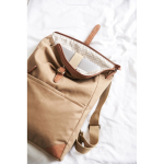 Mochila para portátil de poliéster reciclado con hebilla color marrón claro vista de ambiente 3