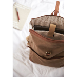 Mochila para portátil de poliéster reciclado con hebilla color marrón claro vista de ambiente 4