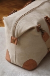 Bolsa de lona reciclada de calidad para fin de semana EcoJourney color beige vista de ambiente 3