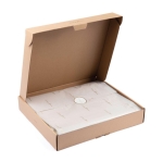 Manta con patrón geométrico hecha de acrílico Geometric Comfort color marrón claro segunda vista con caja