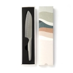 Cuchillo de acero estilo japonés promocional Hattasan Santoku color plateado vista con caja