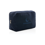 Neceser con logo fabricado en lona reciclada de 285 g/m2 color azul marino vista con logo