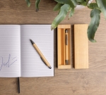 Set de bolígrafo de tinta azul y lápiz de bambú en caja Conscious color madera vista de ambiente