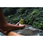 Vaso termo de plástico reciclado con tapa de bambú 300ml EcoBrew color verde oscuro vista de ambiente