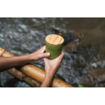 Vaso termo de plástico reciclado con tapa de bambú 300ml EcoBrew color verde oscuro vista de ambiente 2