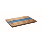 Tabla de cortar de madera de acacia con detalle de resina epoxi azul color madera