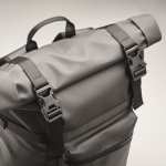 Mochila de lona con cierre roll top y acolchado en diferentes partes color negro vista fotografía