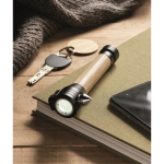 Martillo 3 en 1 con linterna y cortador de cinturón de seguridad color madera vista bodegón