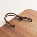 Tabla para cortar personalizada de madera de acacia con cordón color madera vista fotografía quinta vista
