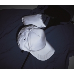 Gorra personalizada de béisbol poliéster 190T reflectante talla 7 1/4 color plateado mate cuarta vista bodegón