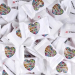 Caramelo duro de un único sabor envuelto en formato sobre 4g color naranja septima vista