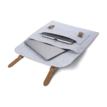 Portadocumentos de fieltro reciclado con detalles en cuero sintético color gris claro tercera vista