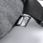 Riñonera de plástico reciclado con cinta ajustable y hebilla tercera vista