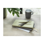 Bolígrafo de materiales y residuos ecológicos de tinta negra imagen de estilo de vida