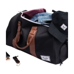 Bolsa de viaje Herschel Novel reciclada con hueco para zapatos color negro imagen de estilo de vida 2