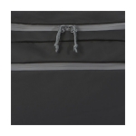 Mochila deportiva reciclada resistente al agua con varios bolsillos color negro vista detalle 1