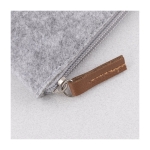 Neceser de fieltro poliéster reciclado con cremallera a juego color gris tercera vista