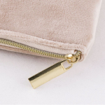 Neceser de terciopelo con detalles dorados en la cremallera y tirador color natural tercera vista