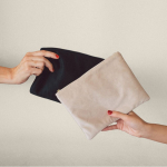 Neceser de terciopelo con detalles dorados en la cremallera y tirador color natural quinta vista