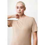 Camiseta personalizada algodón reciclado y orgánico 180 g/m2 Iqoniq Manuel color marrón claro quinta vista con modelo