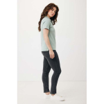 Polo de piqué regular fit de algodón eco 220 g/m2 Iqoniq Yosemite color verde oliva quinta vista con modelo