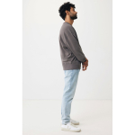Sudadera oversize de algodón eco 340 g/m2 Iqoniq color plateado mate tercera vista con modelo