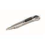 Cutter de aluminio retráctil con 13 hojas de acero al carbono color plateado