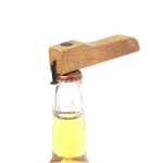 Abridor industrial de botellas hecho de madera natural con imán color madera quinta vista